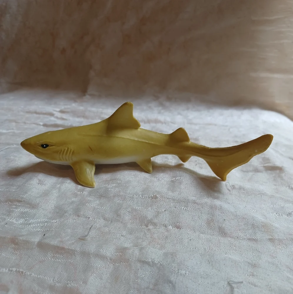 Lemon Shark, Very Nice Plastic Replica 6-inch replacement toy - Picture 3 of 12